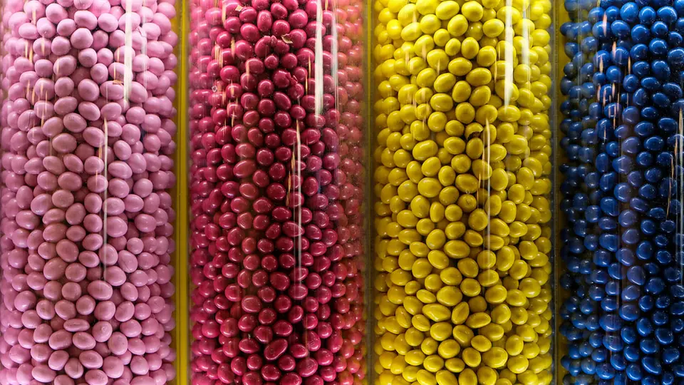 Tarros con perlas de azúcar rosas, amarillas y azules