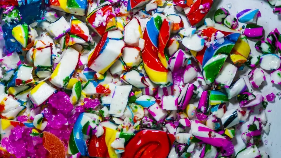 Caramelos de rayas con los colores del arcoíris